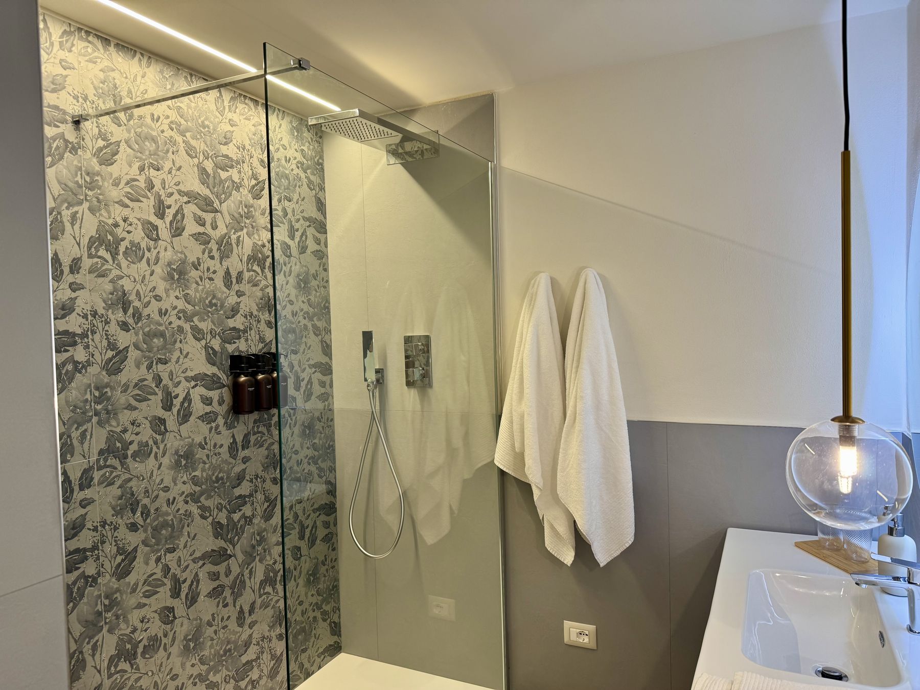 Camera Aria · doccia — Langhe Ciabot House