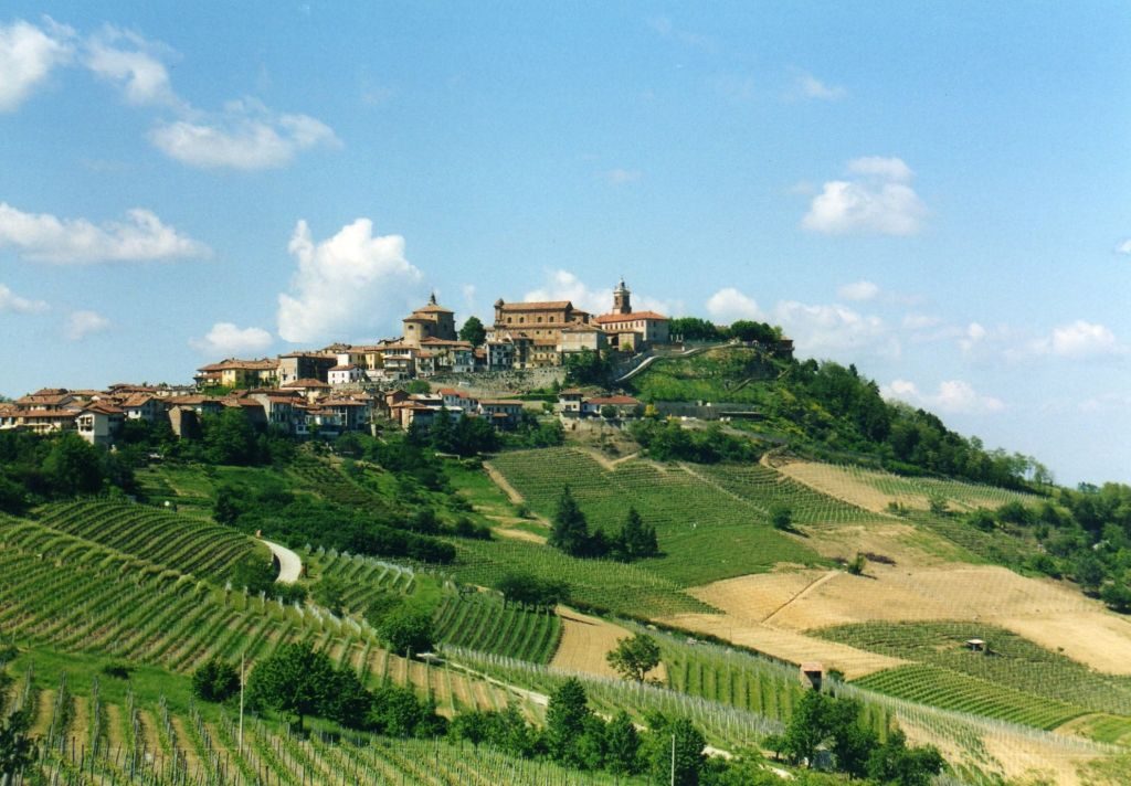 Il paese di La Morra sulla collina sopra le vigne