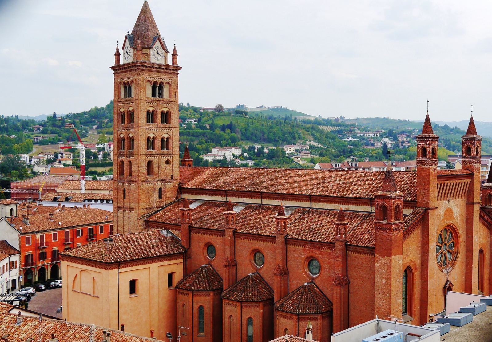 La cattedrale di San Lorenzo ad Alba vista dall'alto, con il campanile, i tetti e le colline