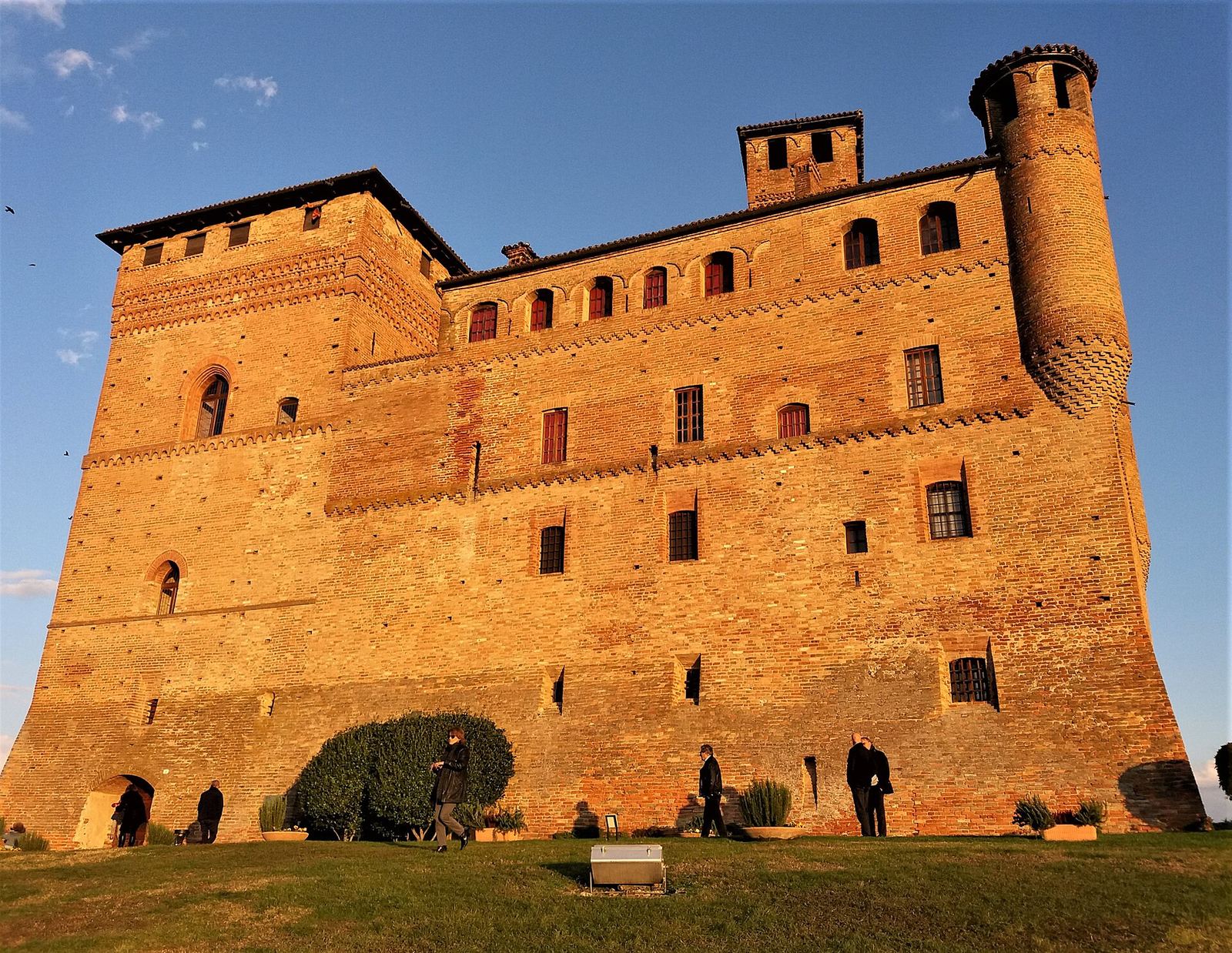 Il castello di Grinzane Cavour illuminato dal sole al tramonto
