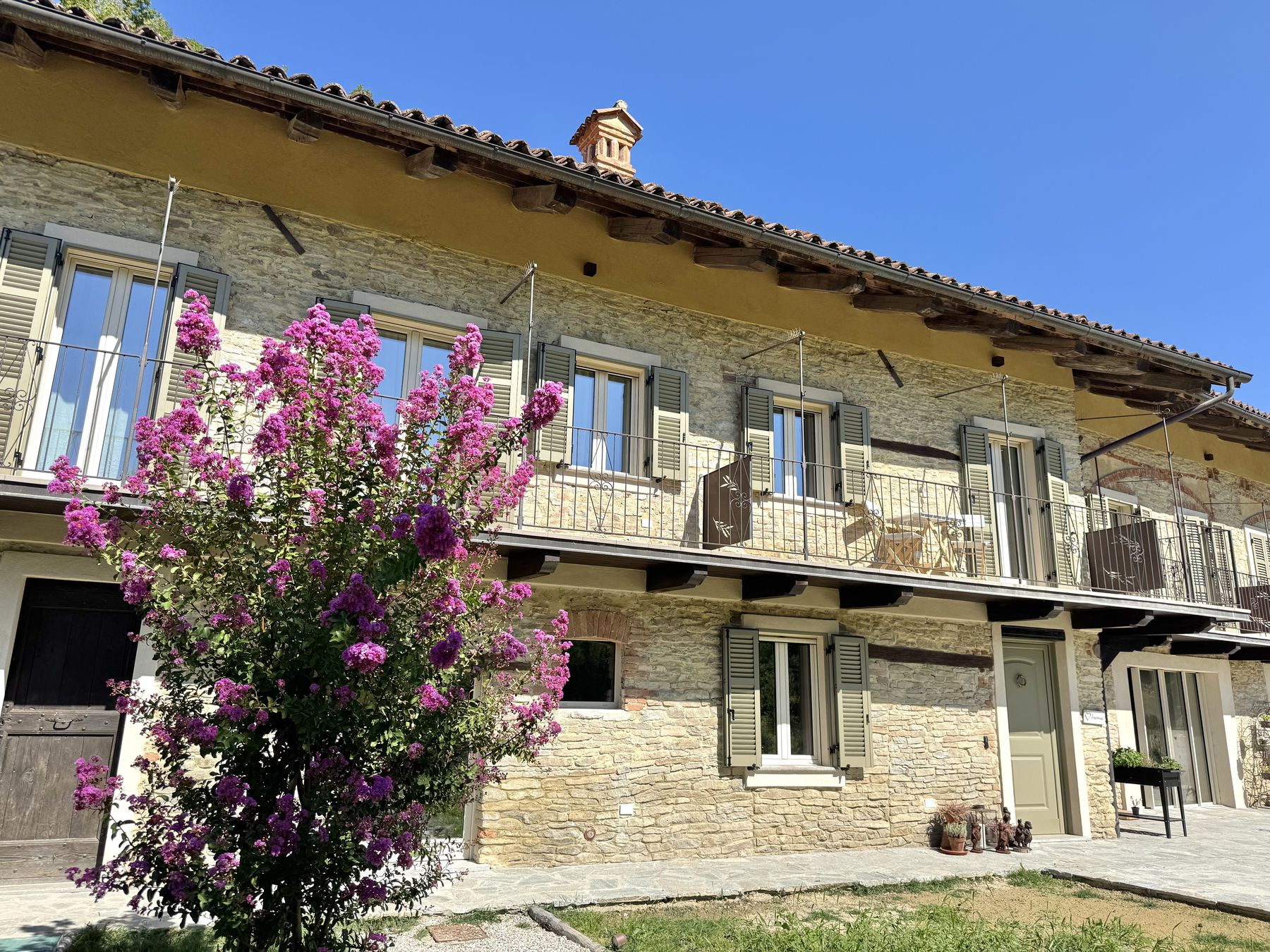 La facciata in pietra — Langhe Ciabot House