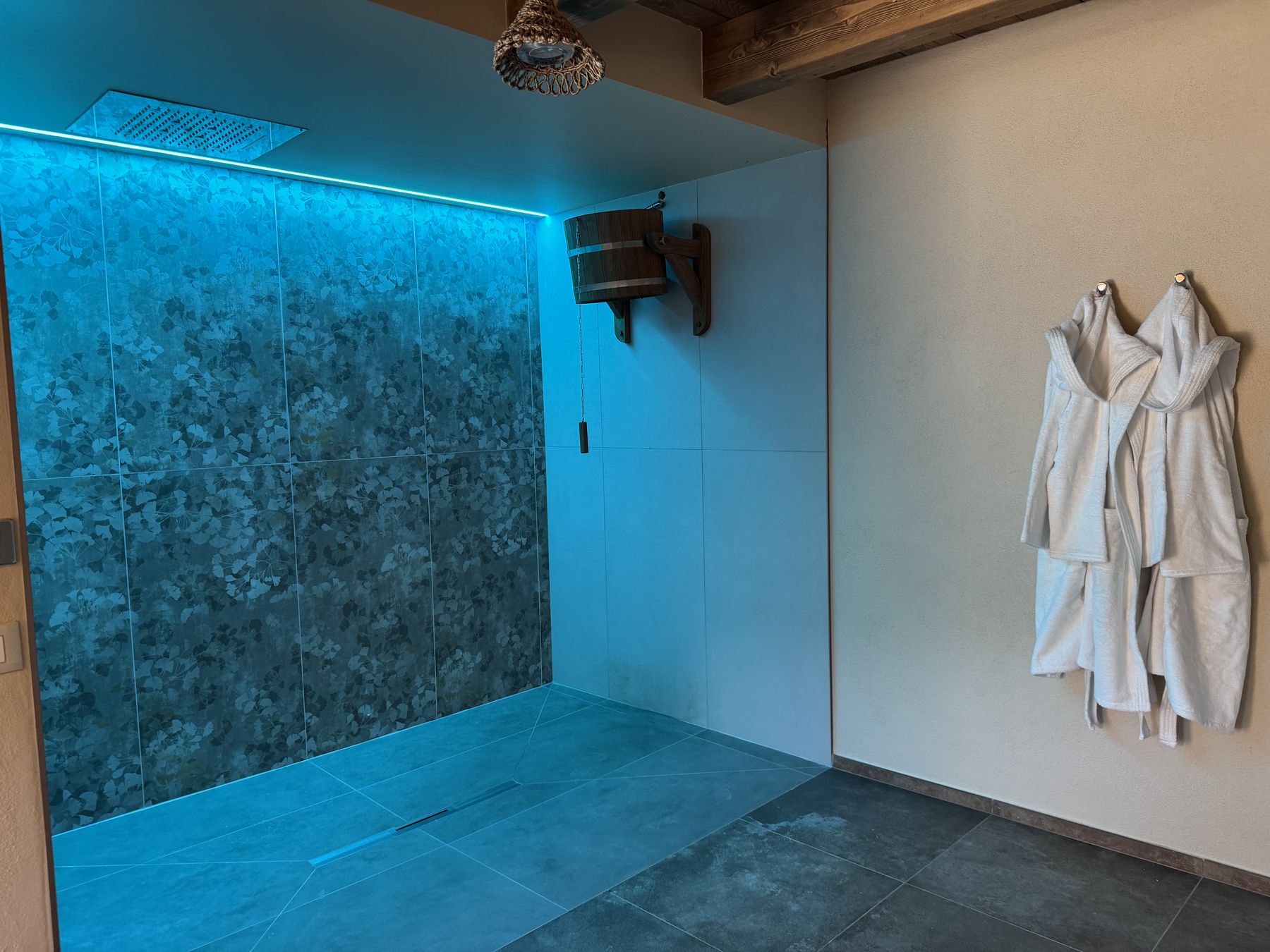 Doccia cromatica — Langhe Ciabot House