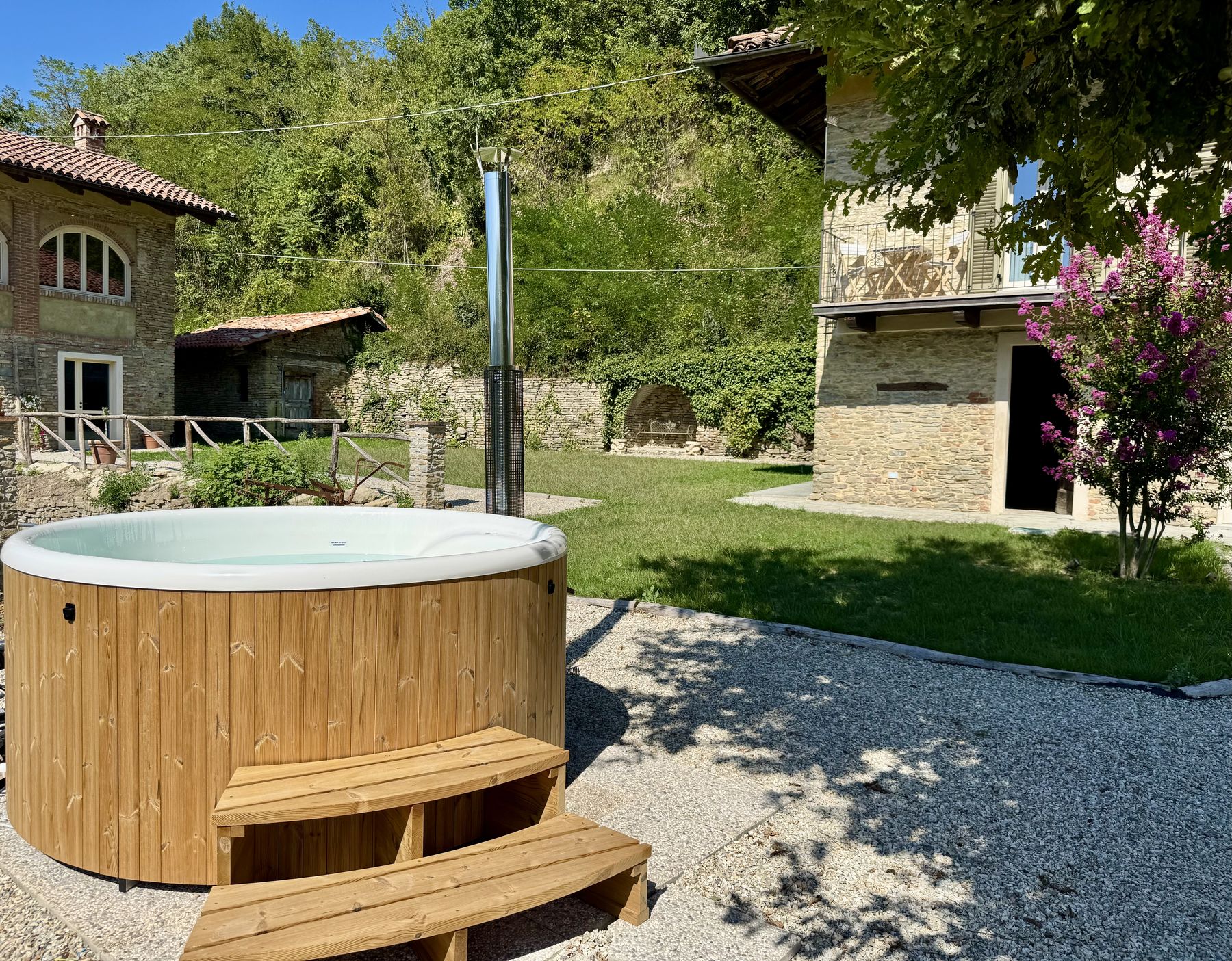 Tinozza in giardino — Langhe Ciabot House