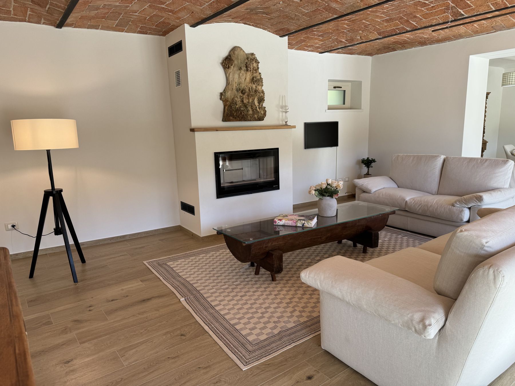 Zona relax con camino — Langhe Ciabot House